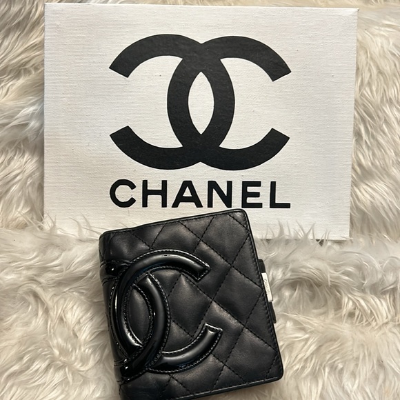 CHANEL Handbags - Chanel Cute 🖤💓Black quilted leather pink interior bifold kisslock wallet